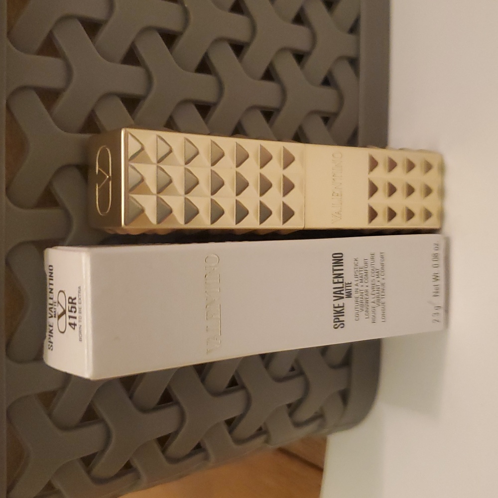 VALENTINO SPIKE VALENTINO BUTTERY MATTE LIP COLOUR 415R BORN TO BE EXTRA. BNIB - Picture 5 of 6